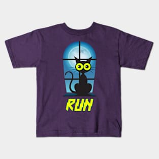 Halloween cat scared what does he see run haunted moon Kids T-Shirt